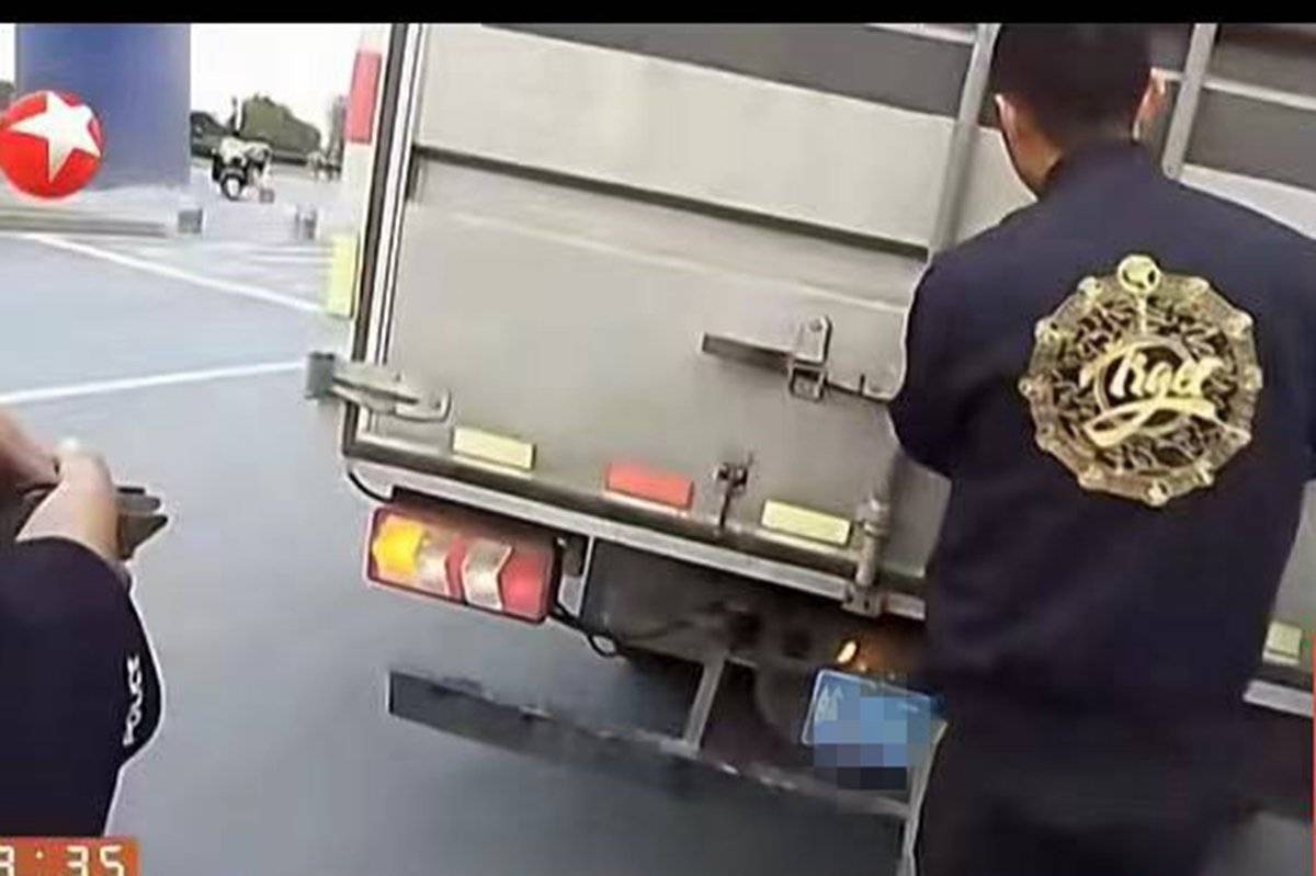 已刑事立案!4米2藍牌貨廂拉了52個人