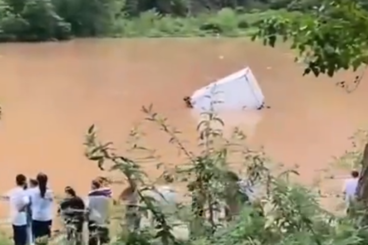 驚險!四川達州貨車涉水過河被大水沖走