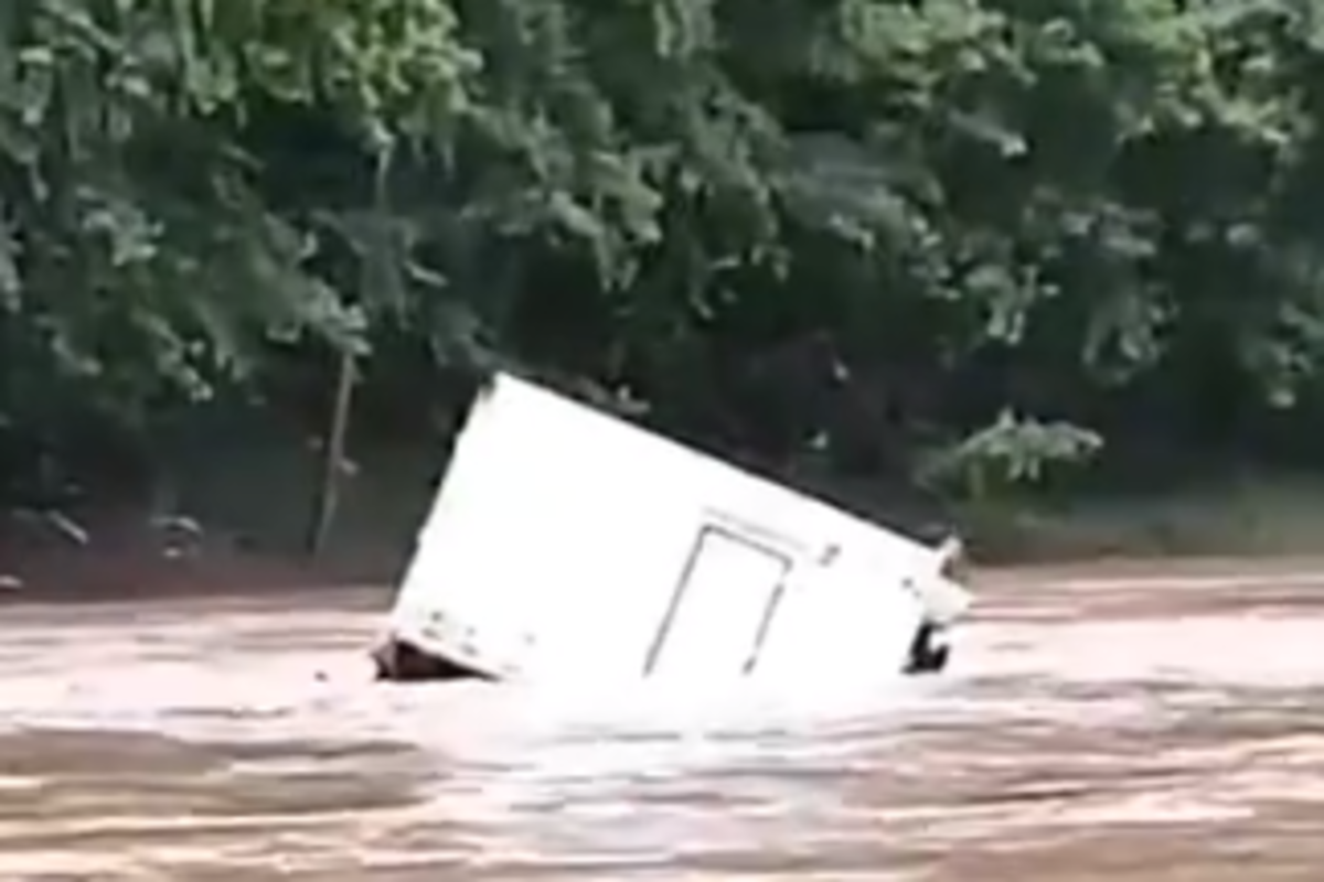 驚險!四川達州貨車涉水過河被大水沖走