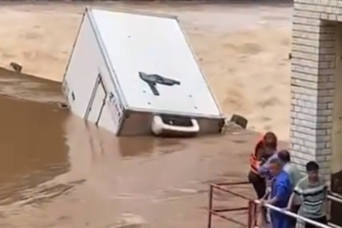 驚險!四川達州貨車涉水過河被大水沖走