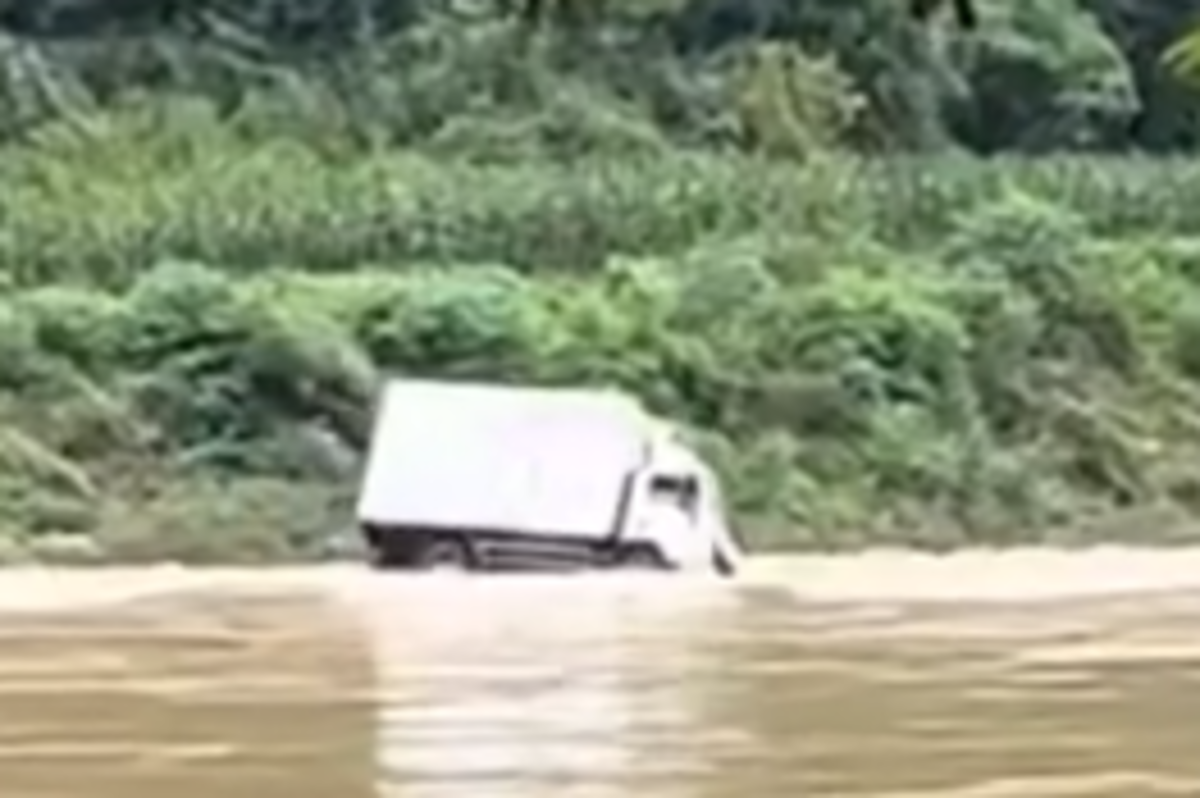 驚險!四川達州貨車涉水過河被大水沖走