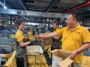 韻達開展“夏日送清涼”慰問活動 為員工送解暑物品-物流之家
