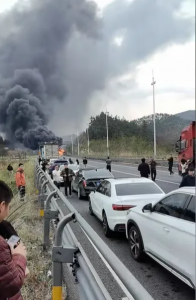 事發廣連高速!一貨車起火致連環追尾-物流之家